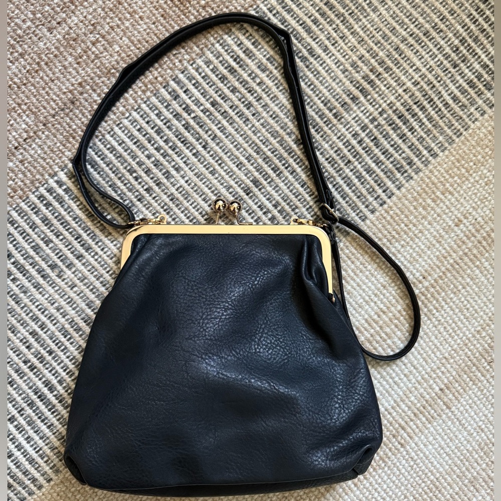 Vintage Black and Gold Shoulder Bag with Kiss-Lock Closure